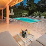 Stunning In With Kitchen Hébergement de vacances