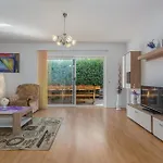 Hébergement de vacances Stunning In With Kitchen *