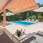 Stunning In With Kitchen Holiday home *