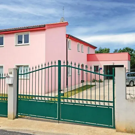 Casa de Férias Stunning In With Kitchen Poreč